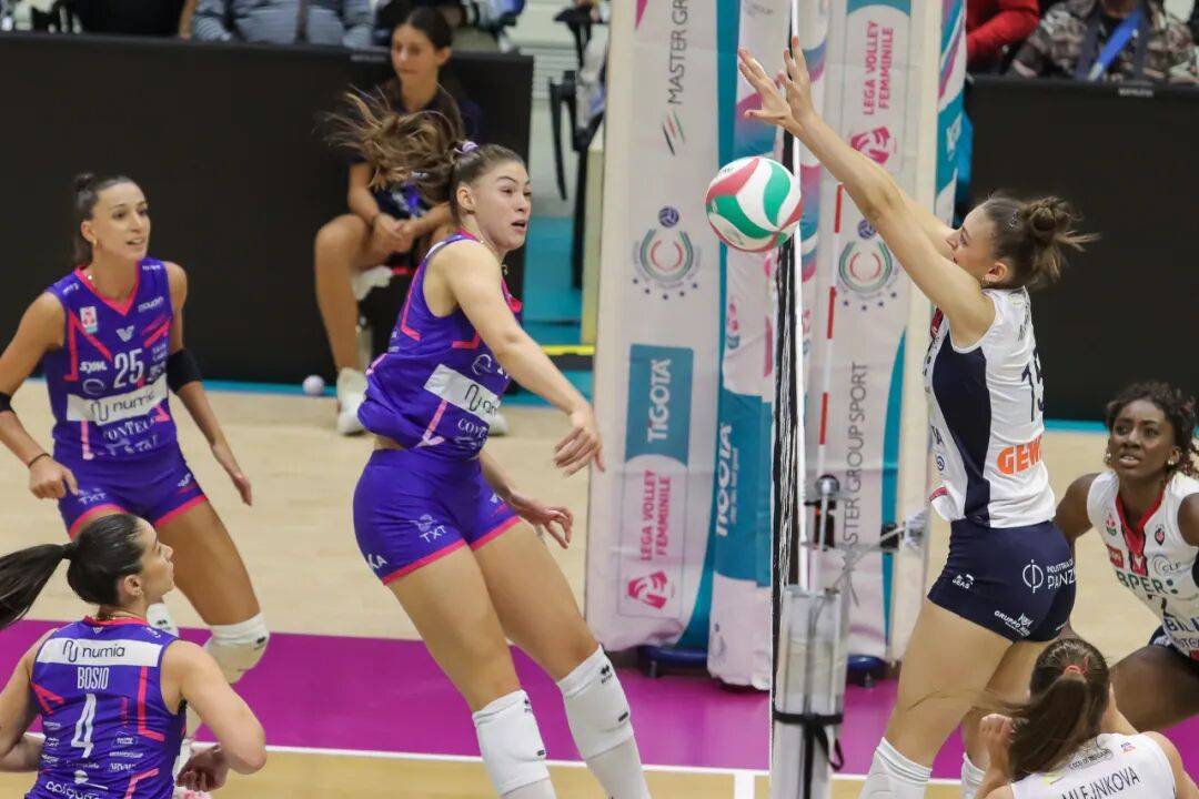 副攻达内西, 将比分打至 副攻达内西, 将比分打至